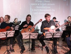 KOLĘDUJĄCY GERSHWIN